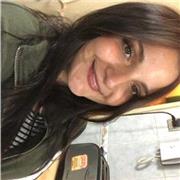 Profesora de inglés que dicta a niños de todas las edades